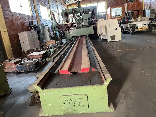 Metalúrgica & Usinagem DYE – Fresadora Portal — Estrutura tipo pórtico