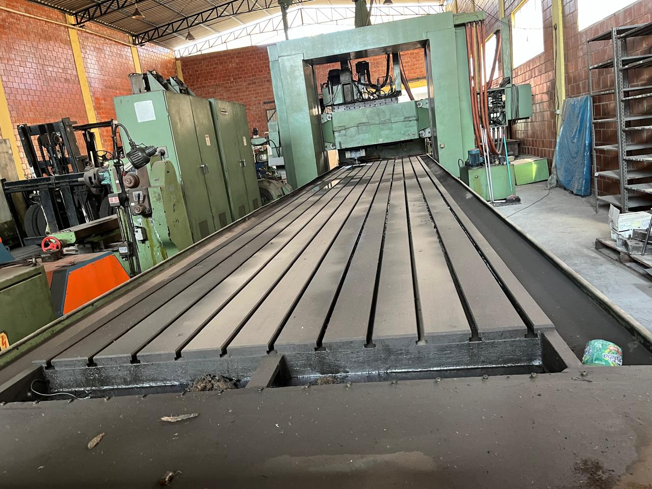 Metalúrgica & Usinagem DYE – Fresadora Portal — Estrutura tipo pórtico